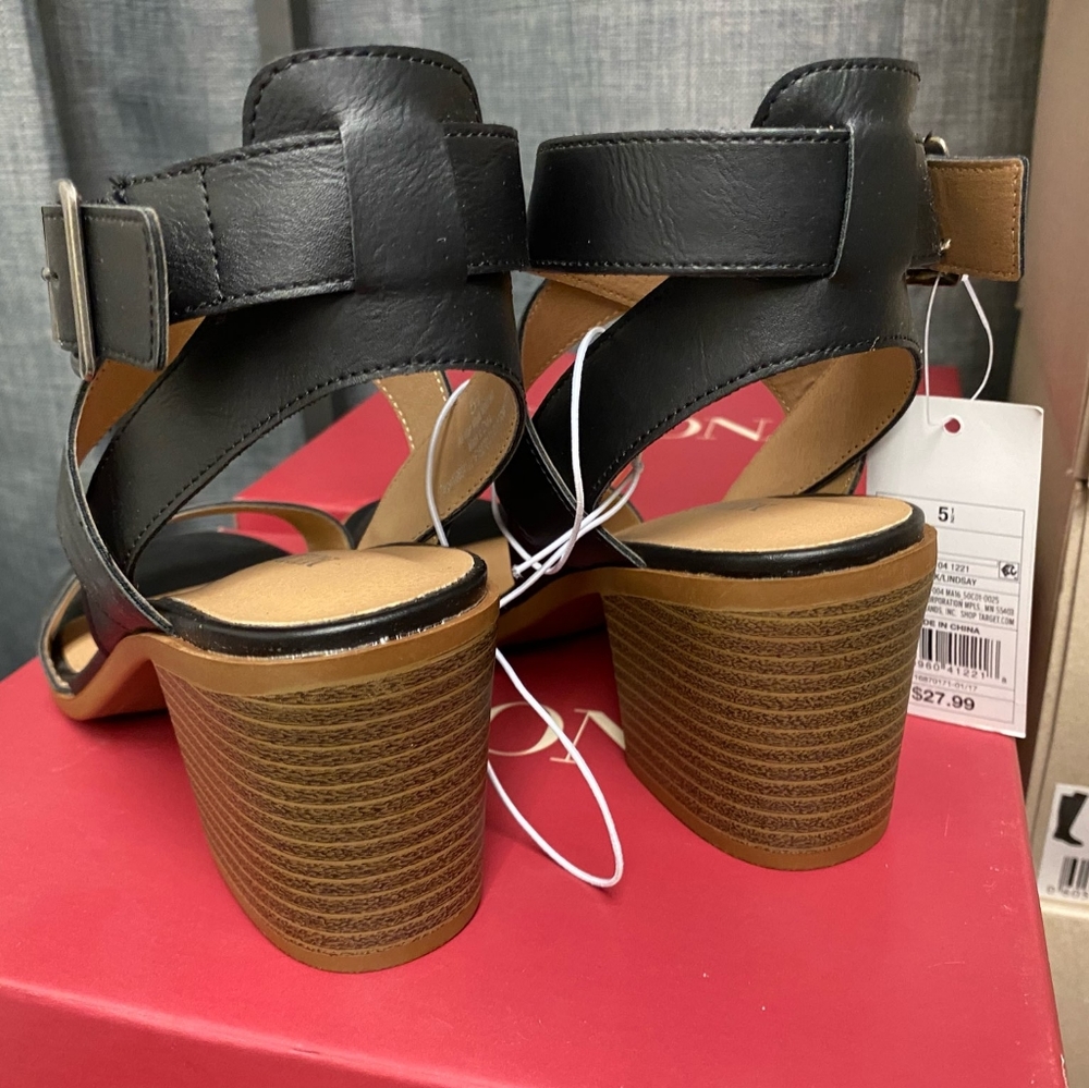 High Heel - Picture 3 of 3